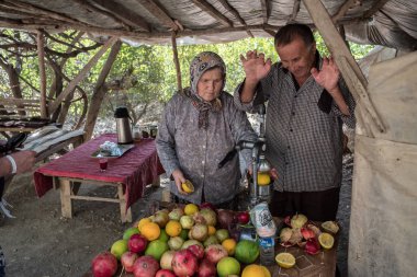 Göynük, Türkiye - 24 Ekim 2017: yöre turistler için el ile bir basın yardımı ile sıkılmış suyu satmak