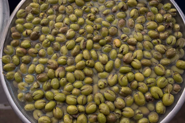 Маринованные оливки в большой кастрюле на рынке — стоковое фото