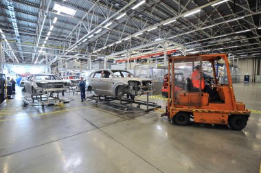 St. Petersburg, Rusya - 29 Haziran 2010: Otomotiv fabrikasında toplanma. Mühendisler ve derleyiciler iş başında