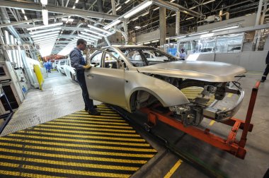 St. Petersburg, Rusya - 29 Haziran 2010: Otomotiv fabrikasında toplanma. Mühendisler ve derleyiciler iş başında