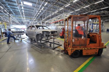 Otomotiv fabrikasında toplanıyor. 