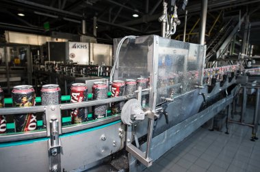 St. Petersburg, Rusya - 1 Mart 2016: Üretim hattı bira şirketi. Otomatik taşıyıcı bitki. Bira alüminyum kavanozlara dökülüp