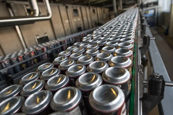 Línea de producción para el embotellado de cerveza — Foto de Stock