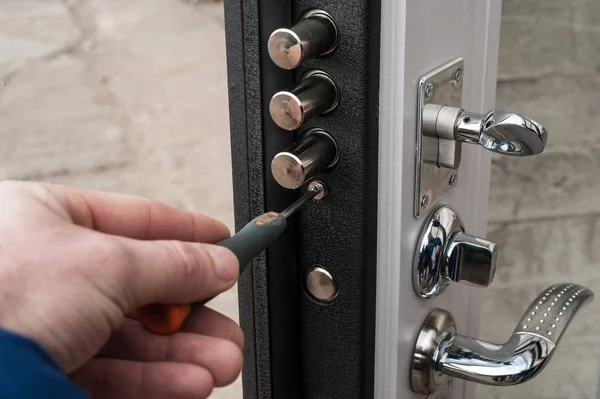Carpintero Instala Una Cerradura Fiable Antirrobo Puerta Metálica — Foto de Stock