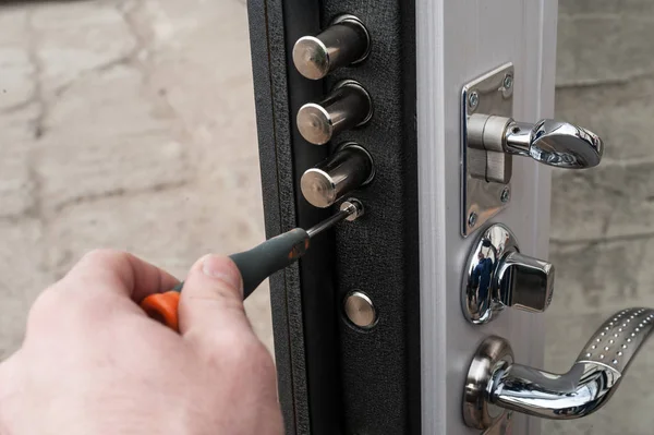 Carpenter Installs Reliable Burglar Resistant Lock Metal Door — Stock Photo, Image