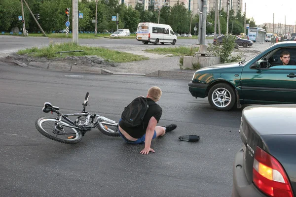 Велосипедист упал на дорогу — стоковое фото