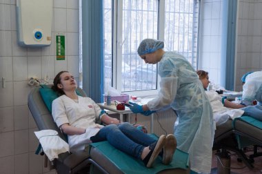 St. Petersburg, Rusya - 4 Nisan 2017: Bir büyük kan nakli istasyonu. Öğrenci gençlik ağır ve gönüllü olarak kendi kan bağışladı. Biyomalzeme toplama sürecinde sağlık personeli