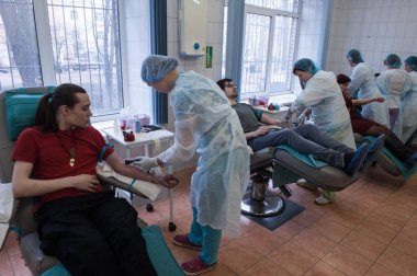 St. Petersburg, Rusya - 4 Nisan 2017: Bir büyük kan nakli istasyonu. Öğrenci gençlik ağır ve gönüllü olarak kendi kan bağışladı. Biyomalzeme toplama sürecinde sağlık personeli