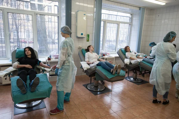 Ludzie oddawać krwi na stacji transfuzji — Zdjęcie stockowe