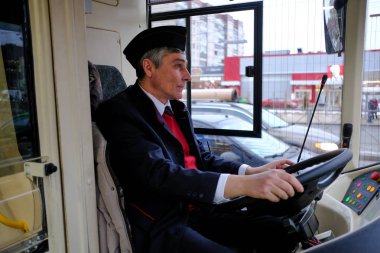 St. Petersburg, Rusya - 12 Aralık 2017: İlk hibrid otobüs-troleybüs lansmanı. Sürücü sürüş.