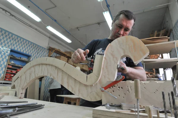 Produkce hudebních nástrojů harfy — Stock fotografie