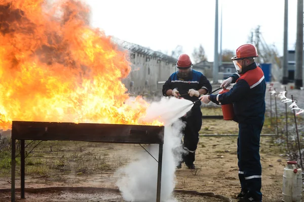 Training session on extinguishing outdoor fire — Stock Photo, Image
