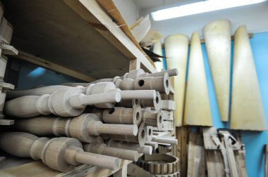 St. Petersburg, Rusya - 8 Ağustos 2017: Bir arp müzik enstrümanının tüm üretimi için yeni bir manufactory. Arp montajı için hazırlayıcı çalışma