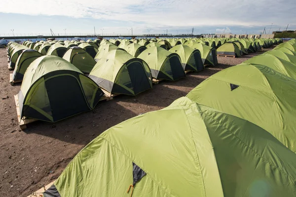 Ein großer Zeltplatz aus den gleichen Zelten in einer Reihe aufgereiht — Stockfoto