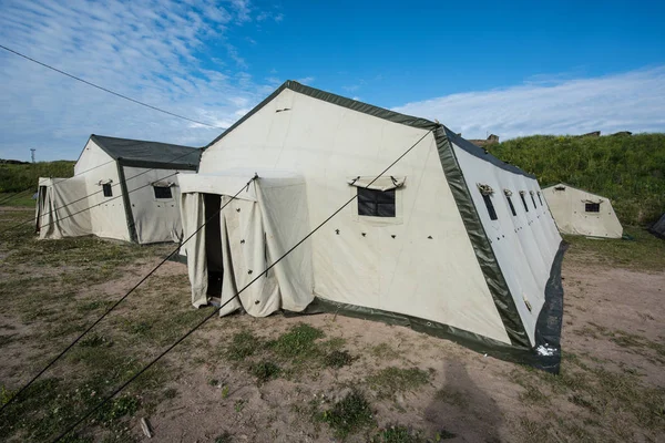 Weiße alte Zelte auf dem Campingplatz — Stockfoto