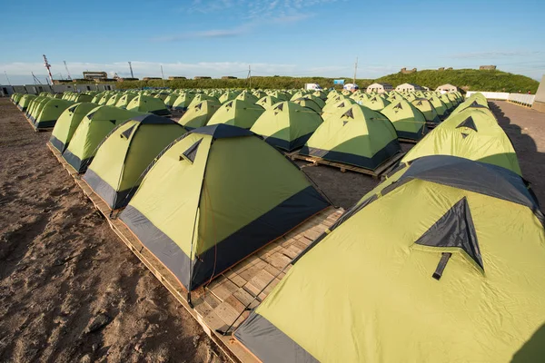 Um número de tendas duplas turísticas verdes em linha — Fotografia de Stock
