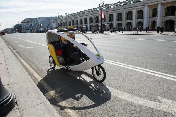 Велогонщик на Невском проспекте на пустом Невском проспекте — стоковое фото