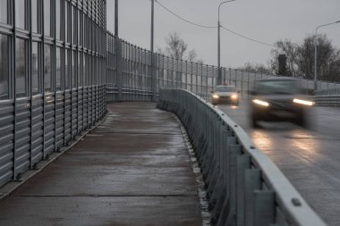 Yaya kaldırım boyunca yüksek hızlı viyadük.