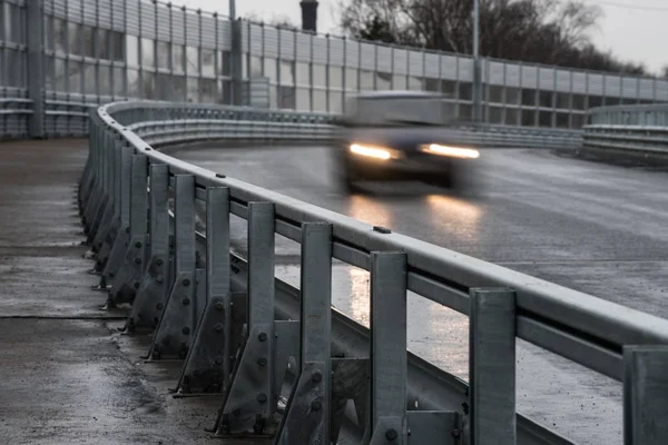 Metal yapı çit yol ve yaya pavemen ayıran — Stok fotoğraf