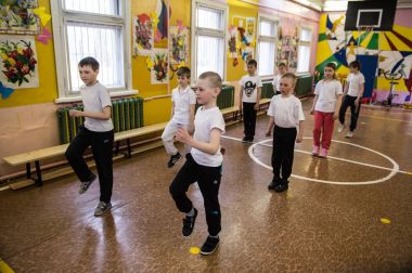 Temel sınıflarda çocukların beden eğitimi dersi