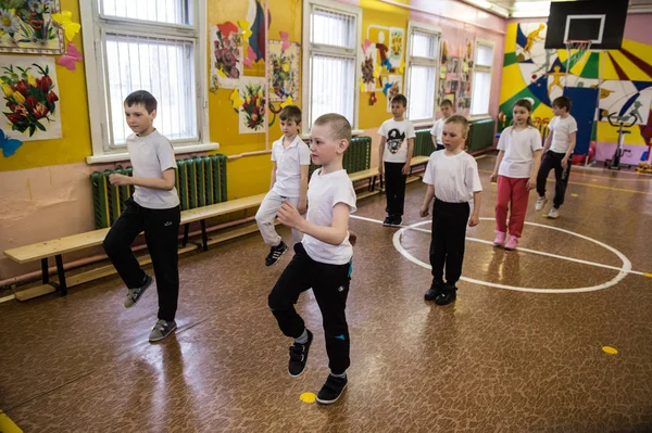 Temel sınıflarda çocukların beden eğitimi dersi