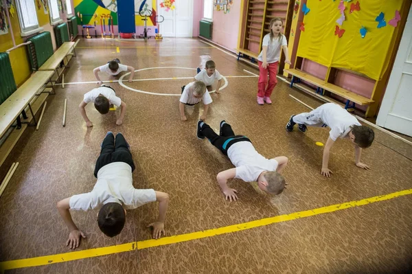 Região Leningrado Rússia Maio 2017 Exercício Poder Empurrar Chão Crianças — Fotografia de Stock
