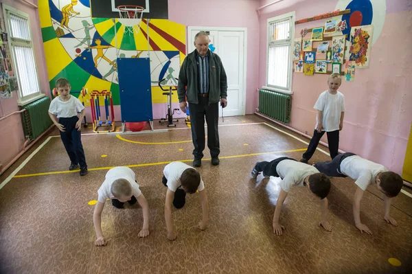 Temel sınıflarda çocukların beden eğitimi dersi