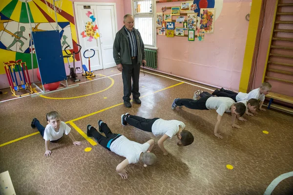 Temel sınıflarda çocukların beden eğitimi dersi