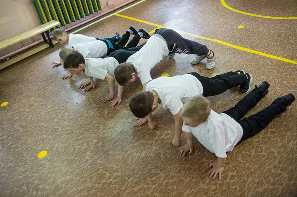 Temel sınıflarda çocukların beden eğitimi dersi