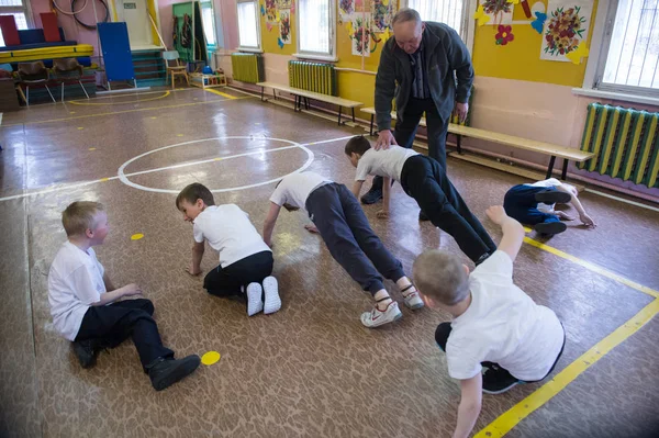 Temel sınıflarda çocukların beden eğitimi dersi