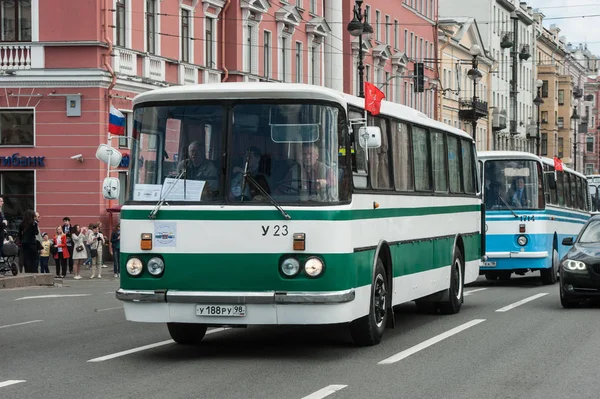 A treia paradă de mașini retro din Sankt Petersburg pe Nevsky Pro — Fotografie, imagine de stoc