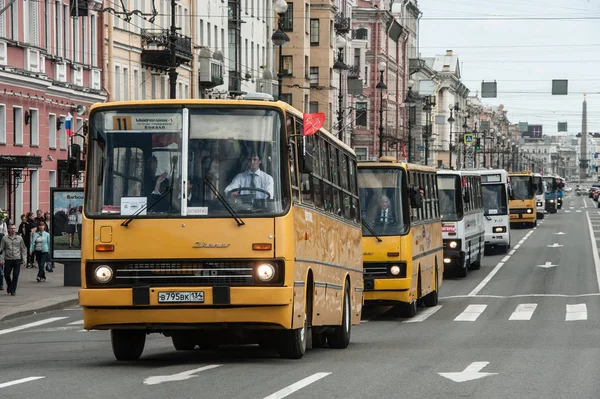 A treia paradă de mașini retro din Sankt Petersburg pe Nevsky Pro — Fotografie, imagine de stoc