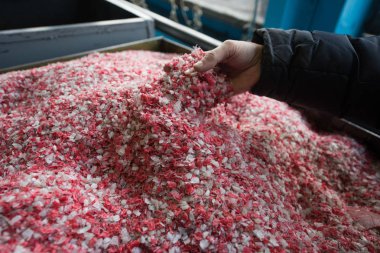 Plastik işleme tesisinde toz kırıntı renkli ve