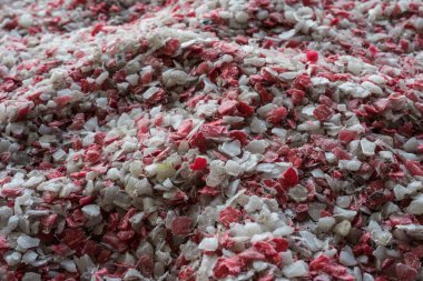Plastik işleme tesisinde toz kırıntı renkli ve