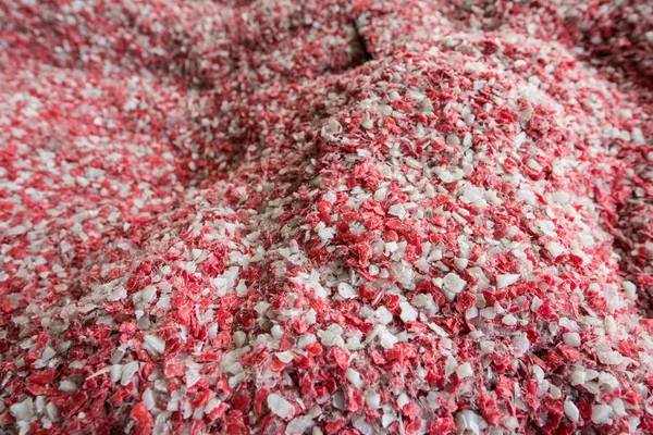 Műanyag színes granulált morzsa az üzemben feldolgozásra és a — Stock Fotó
