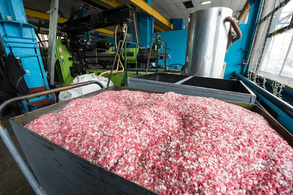 Plastik işleme tesisinde toz kırıntı renkli ve