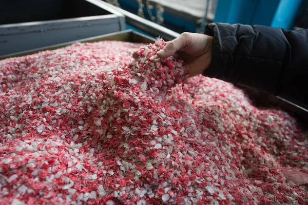 Plastik işleme tesisinde toz kırıntı renkli ve