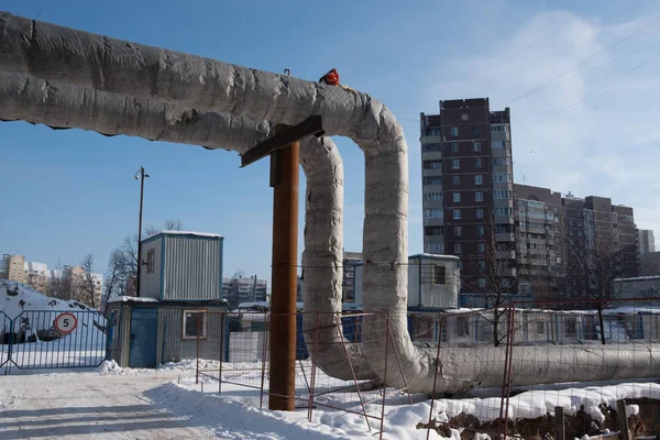 Potrubí teplé vody dočasně instalováno nad zemí — Stock fotografie