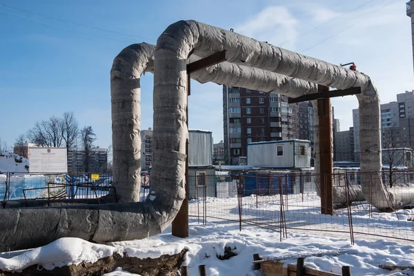 Potrubí teplé vody dočasně instalováno nad zemí — Stock fotografie