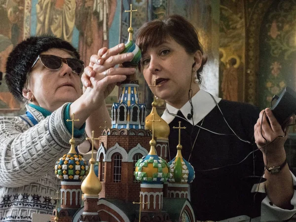 A blind disabled woman in a museum. — Stock Photo, Image