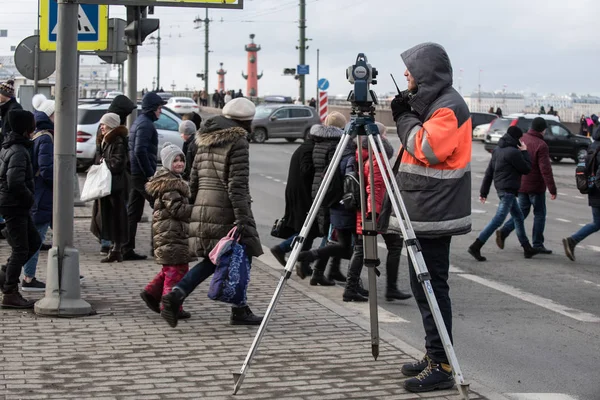 Geodeta z Teodolitem sprawia, że pomiary w centrum miasta — Zdjęcie stockowe