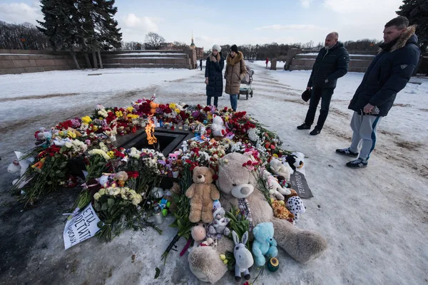 День траура. Трагедия в Кемерово. возложение цветов — стоковое фото