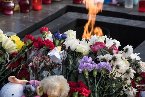 Dia de luto. A tragédia em Kemerovo. colocação de flores — Fotografia de Stock