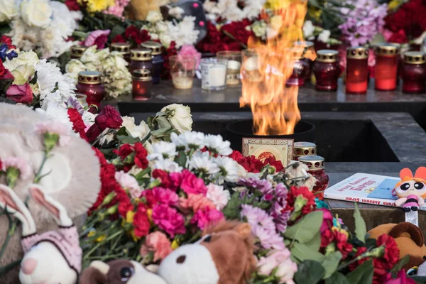 Día de luto. La tragedia en Kemerovo. colocación de flores — Foto de Stock