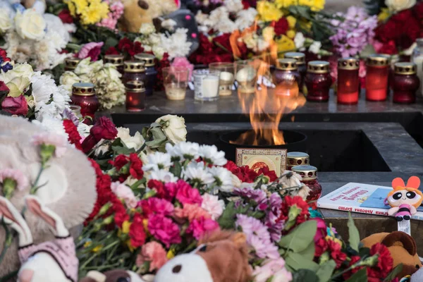 Dia de luto. A tragédia em Kemerovo. colocação de flores — Fotografia de Stock