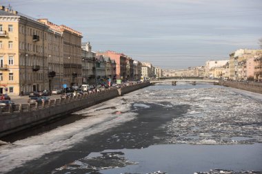 Baharda nehirde buz sürükleniyor.