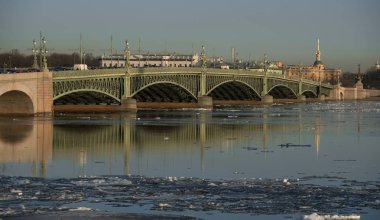 Neva Troitsky köprüden