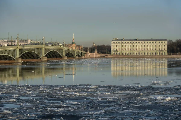 A ponte Troitsky através do Neva — Fotografia de Stock