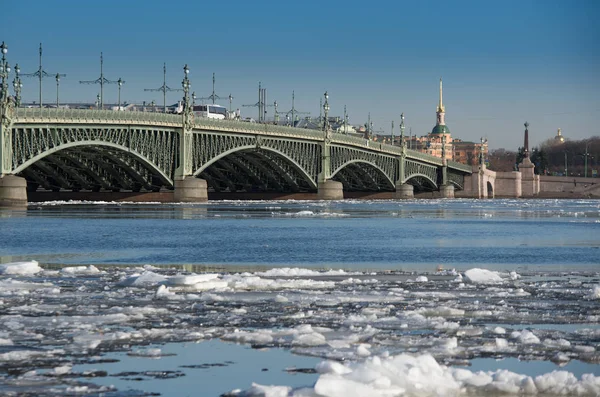 A ponte Troitsky através do Neva — Fotografia de Stock