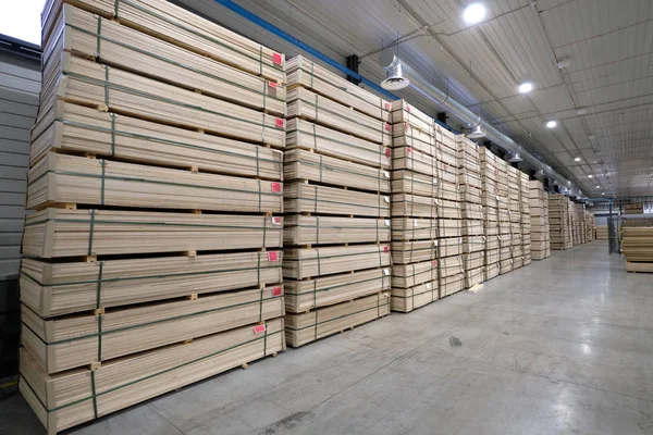 Large-scale industrial production of plywood. Warehouse of produ — Stock Photo, Image